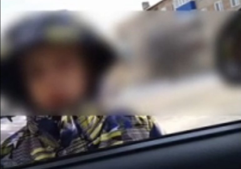 В Башкирии маленький мальчик на улице собирает деньги на шапку