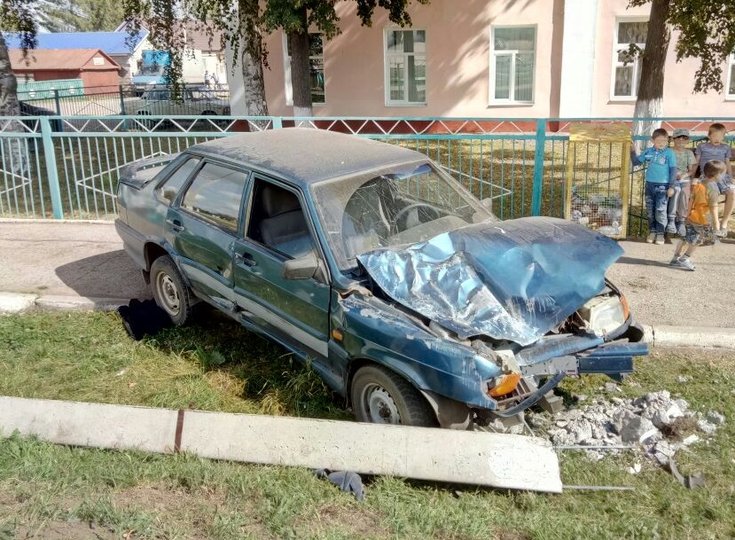 В Башкирии водитель снёс столб возле образовательного учреждения