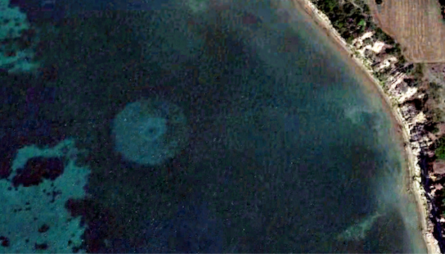Уфолог нашёл на Google Earth подводную базу инопланетян