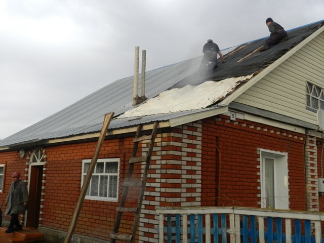 В Башкирии сильный ветер сорвал крыши с жилых домов и детского сада