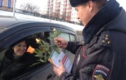В Уфе инспекторы ГИБДД подарили женщинам цветы