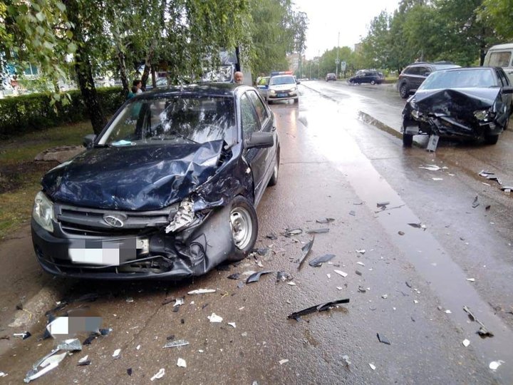 В Башкирии водитель, лишенный прав, столкнулся со встречным автомобилем