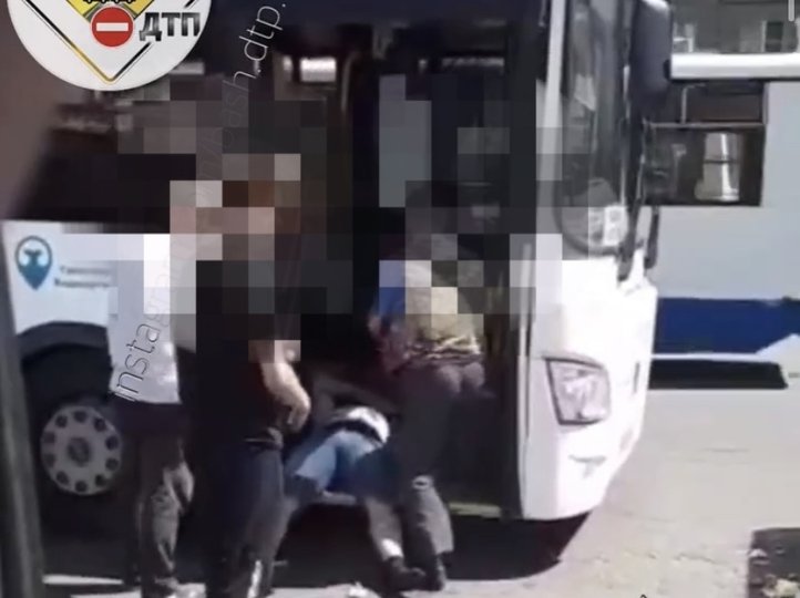 В Уфе на остановке молодого человека зажало между автобусами