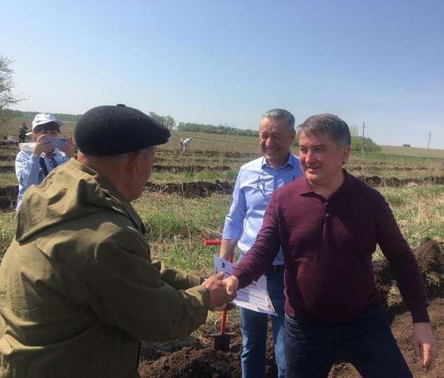 Вице-премьер Башкирии помог сельчанам посадить саженцы липы в рамках экологической акции