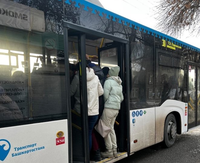 «Соответствует всем критериям»: «Башавтотранс» отреагировал на жалобы на автобус, где свободные места были «только на крыше»