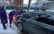 Футболисты уфимского клуба помогли застрявшему в снегу водителю