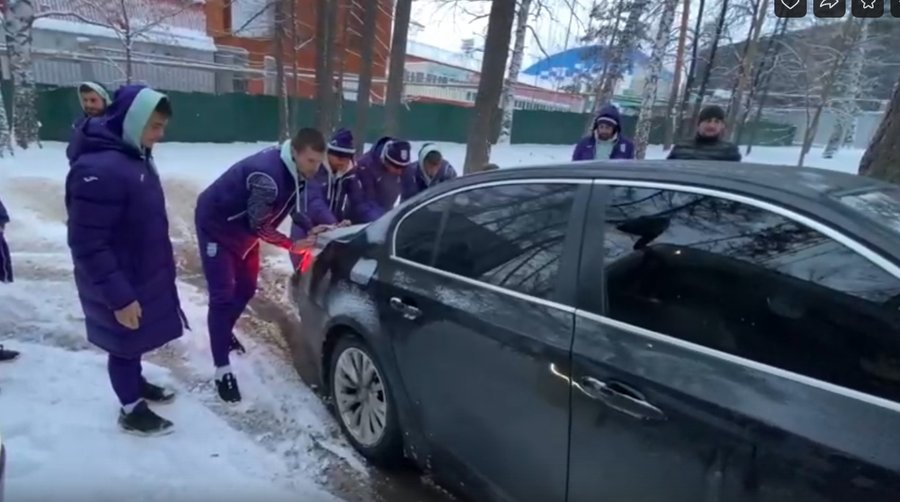 Футболисты уфимского клуба помогли застрявшему в снегу водителю