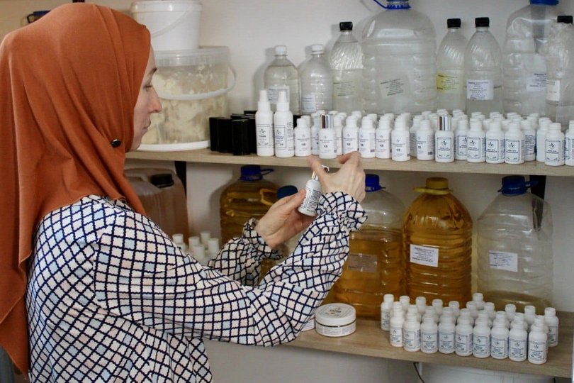 Красивый бизнес по социальному контракту: Как жительница Башкирии организовала производство экологичной косметики