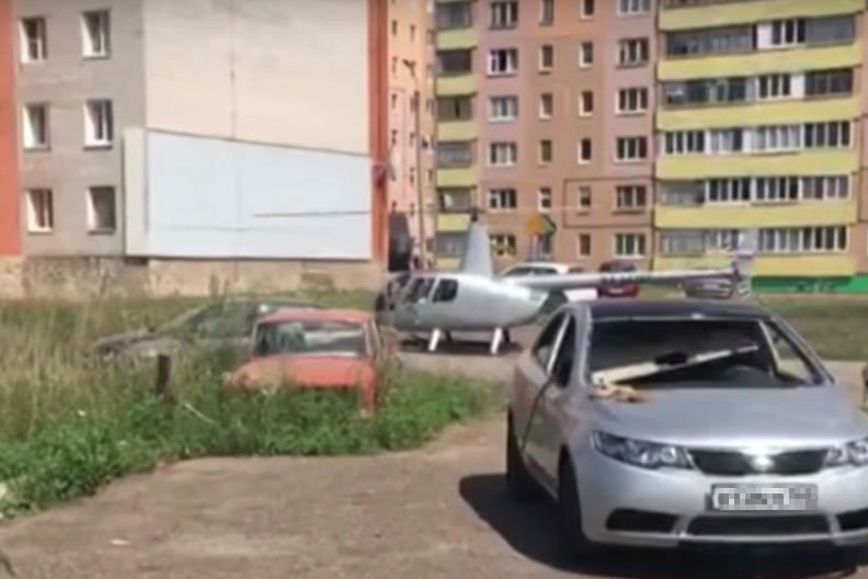 «На обед залетал»: В Башкирии во дворе дома приземлился вертолёт