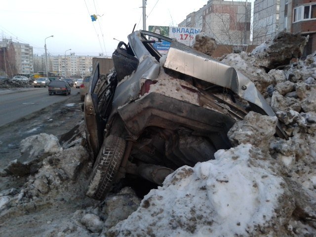 Коммунальщики в Уфе смяли автомобиль, брошенный на обочине дороги