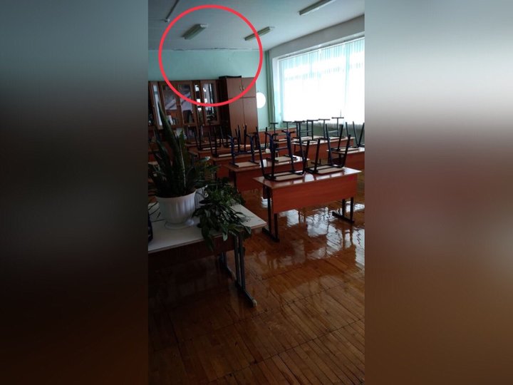 В Башкирии родителей школьников, оставшихся без учителя, заставляют ремонтировать потолок в классе