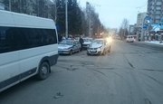 В Уфе столкнулись иномарка и пассажирский микроавтобус: есть пострадавшие