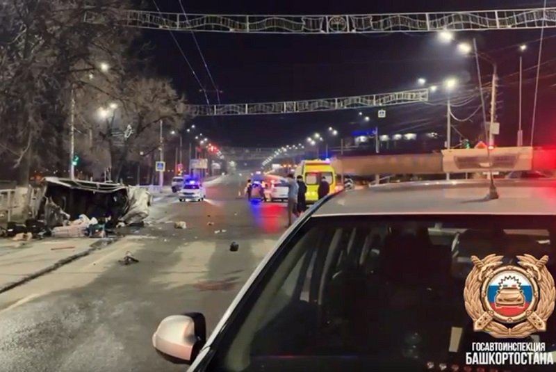 В Уфе водитель и пассажир ВАЗ погибли, пытаясь проскочить на красный цвет светофора
