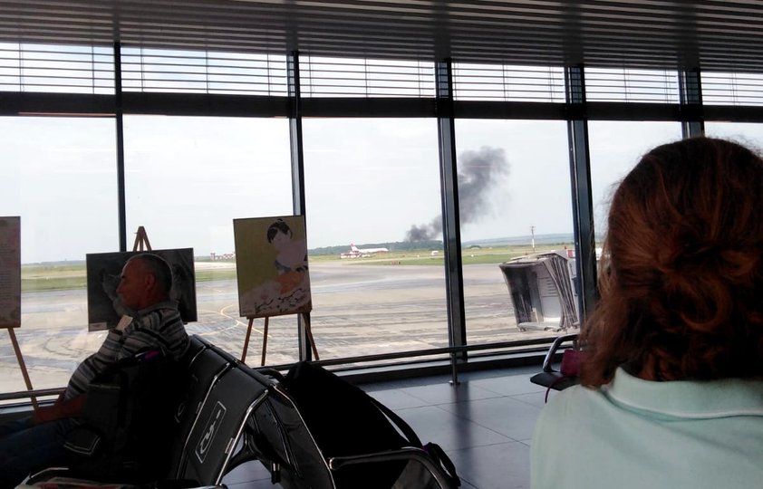 «Какая-то дичь»: Очевидцы обнаружили дым в аэропорту Уфы