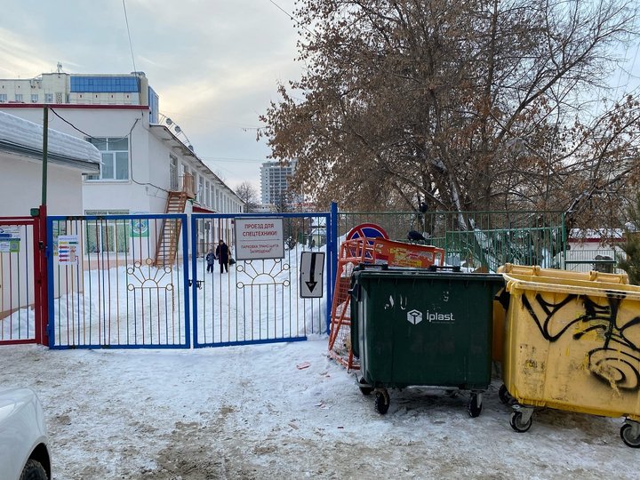 В Уфе пожарный проезд у детского сада перекрыли мусорными контейнерами