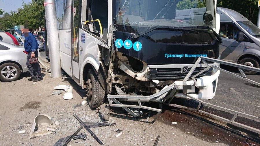 В Уфе в аварии с двумя автобусами пострадала 9-летняя девочка