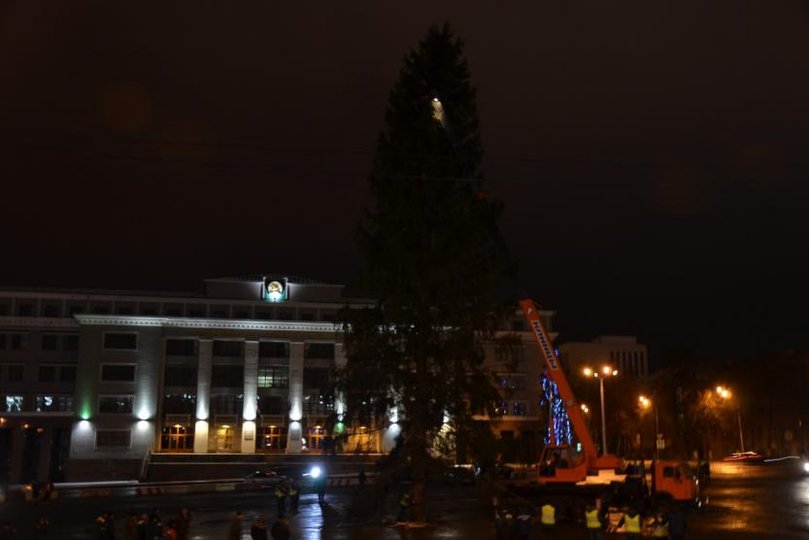 В Уфе Советскую площадь украсила новогодняя елка
