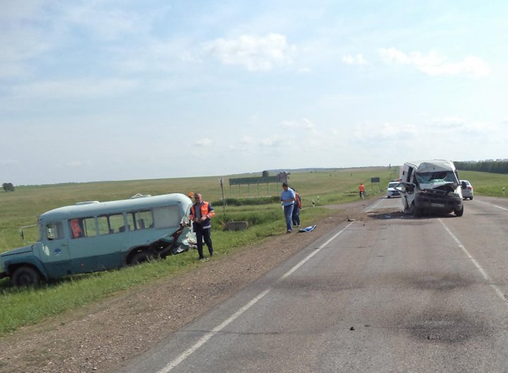 В Башкирии столкнулись два автобуса: Пострадали два человека