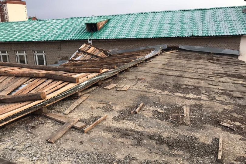 Сорванные крыши, рекламные щиты, повреждённые провода: Последствия непогоды в Башкирии