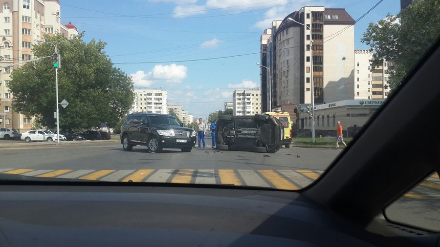 После ДТП в центре Уфы перевернулся внедорожник