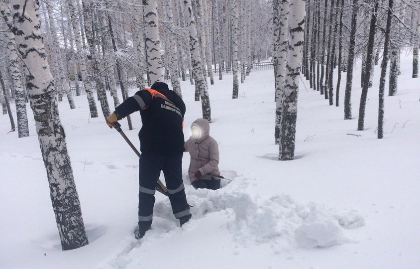 В Башкирии женщина во время скандинавской ходьбы по пояс провалилась в снег