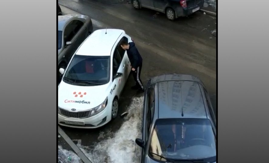 Водитель такси напал на пассажира. Таксист с битой. Нападение на таксиста Уфа 2013. Разбитое зеркало такси. Водитель такси избил