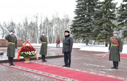 Глава Башкирии возложил цветы к Вечному огню в парке Победы