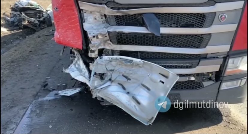 В Башкирии на трассе столкнулись легковушка и грузовик с прицепом