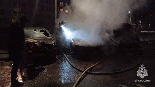 В Уфе огонь уничтожил сразу три машины