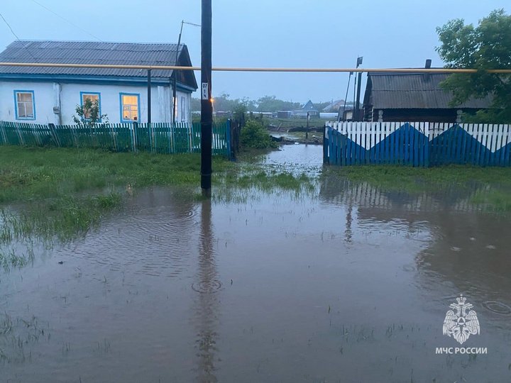 В Башкирии проливные дожди подтопили 94 придомовые территории и автодорогу