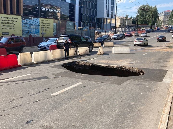 В Уфе автомобиль ушел под землю