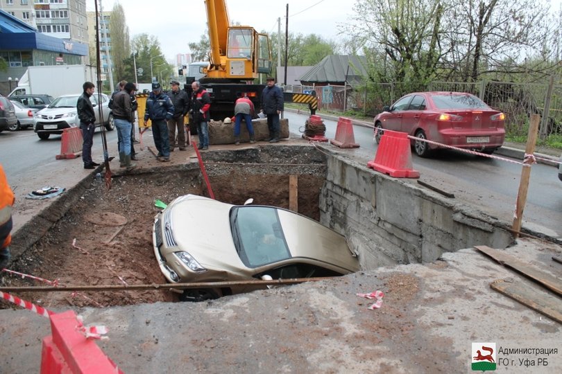 На одной из улиц Уфы под землю провалился внедорожник