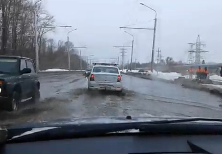 В Уфе произошла утечка воды: затопило улицу Сельская Богородская