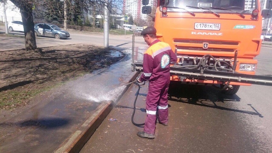 Продолжить моет. Шампунь для мытья дорог. Мойка дорог праздник. Моют дороги шампунем. Мыть дорогу.