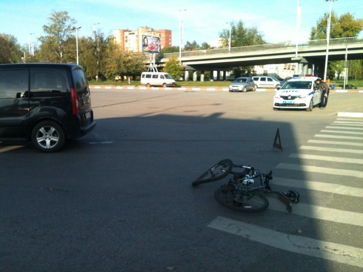 В Уфе около торгового центра сбили велосипедиста