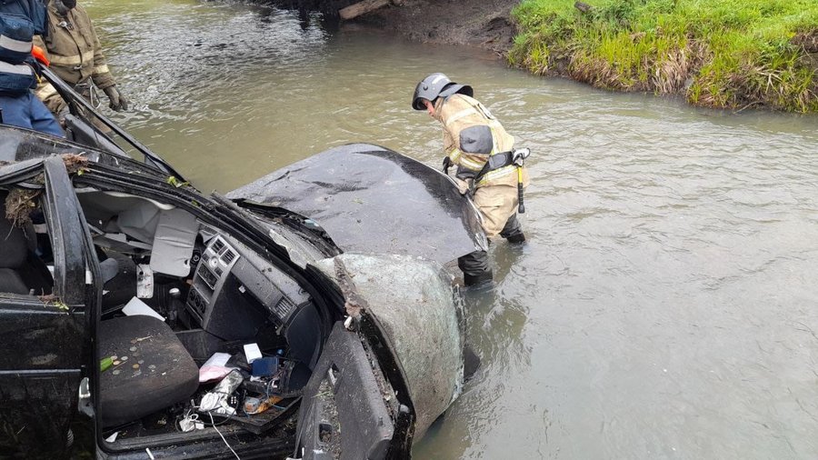 В Башкирии автомобиль с людьми в салоне упал в реку