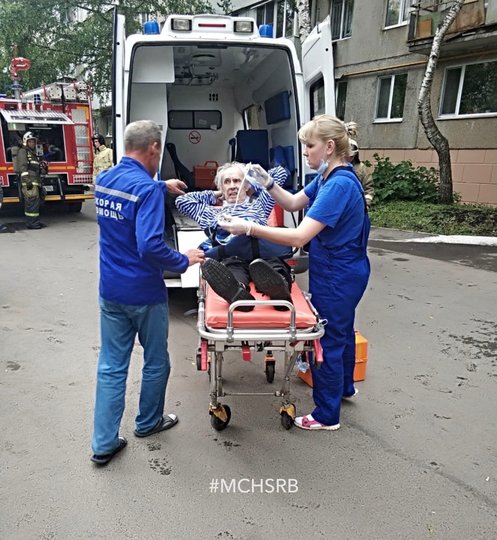 Радий Хабиров пообещал наградить спасателей, которые вынесли из горящей многоэтажки стариков и детей