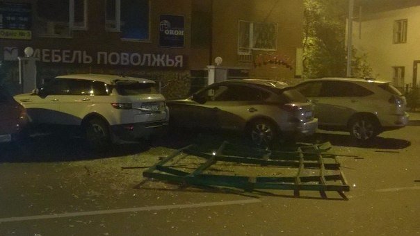 В Уфе от сильного ветра с девятого этажа упала балконная рама