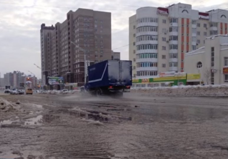 В Уфе из-за утечки воды залило проезжую часть