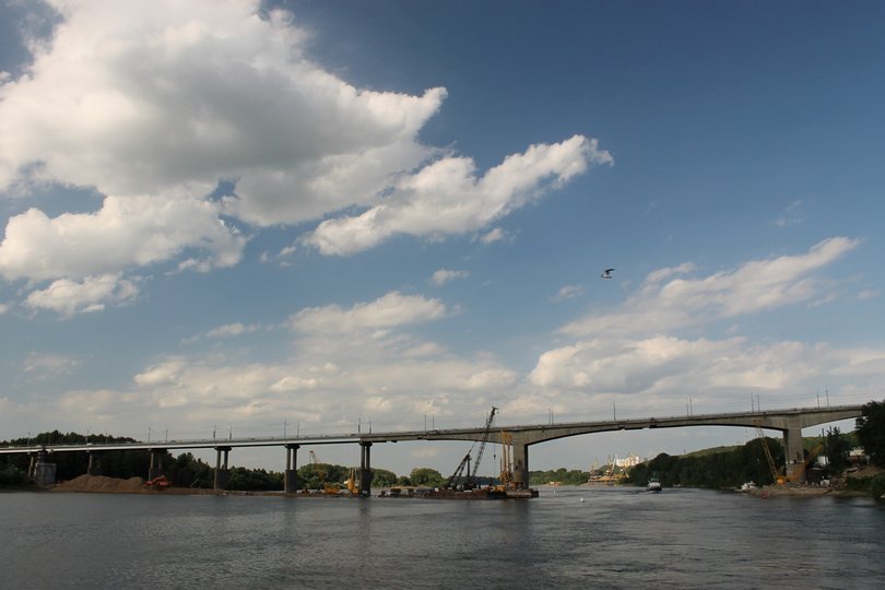 Жители Уфы сообщили спасателям, что по парапету Затонского моста гуляли люди
