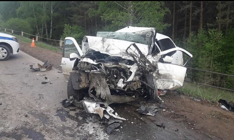 В Башкирии в лобовом столкновении умер водитель иномарки