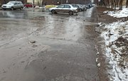 Огромная грязная лужа на тротуаре мешает пройти к одной из крупнейших больниц в Уфе