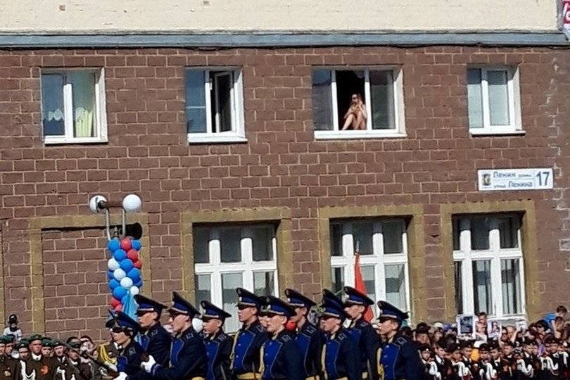 Жителей Башкирии возмутил наряд девушки, наблюдавшей из окна за парадом Победы