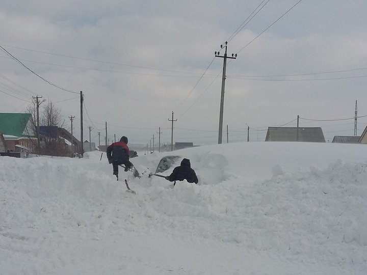 В Башкирии за ночь автомобиль замело снегом