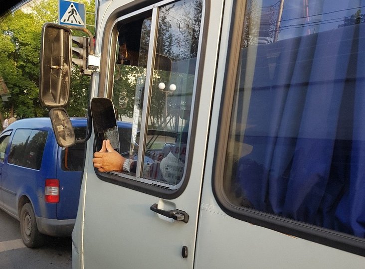 В Уфе водитель автобуса ездил с боковым зеркалом в руках