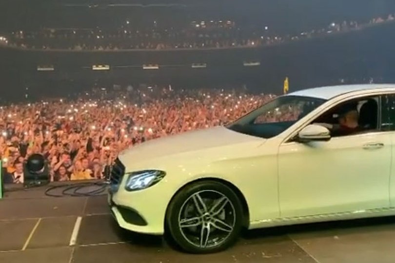 Моргенштерн прилетел в Узбекистан, чтобы отдать свой знаменитый Mercedes-Benz E200 фанату