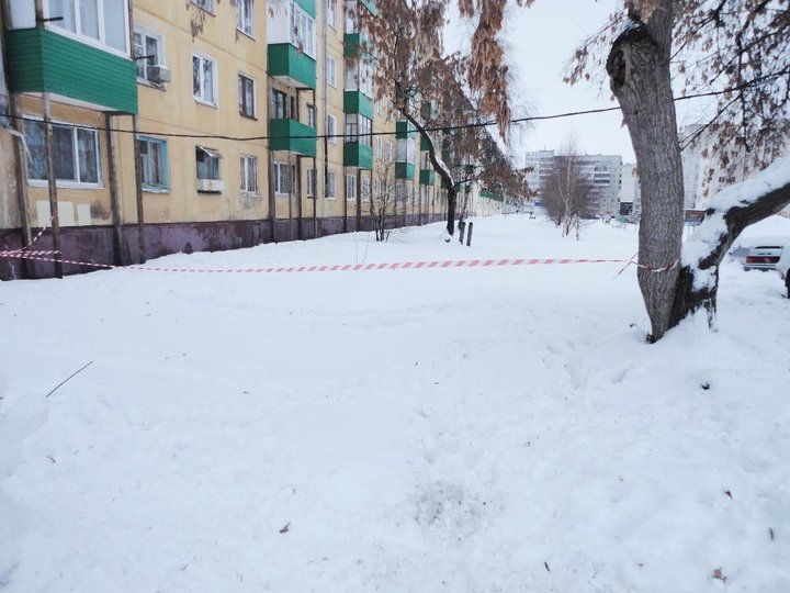 В Уфе на 8-летнего мальчика с крыши упала снежная глыба