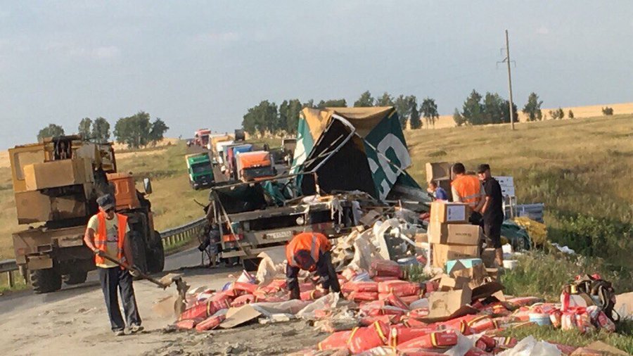 В Башкирии из-за столкновения двух фур на дороге рассыпался цемент