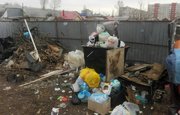 Жители Уфы пожаловались на беспорядок возле мусорных баков 