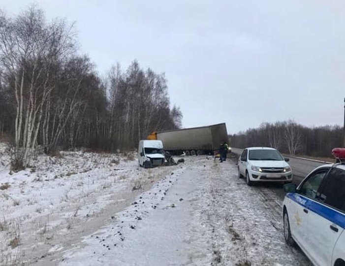 В Башкирии грузовик столкнулся с фургоном ГАЗ-А31